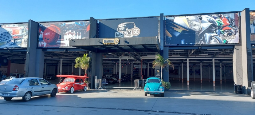 Garagem 55: Carros, Gastronomia e um Clima Retrô Único em São Paulo!