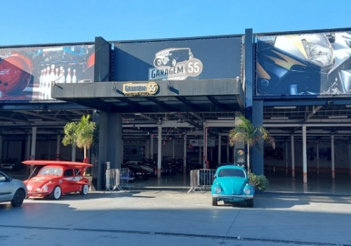 Garagem 55: Carros, Gastronomia e um Clima Retrô Único em São Paulo!