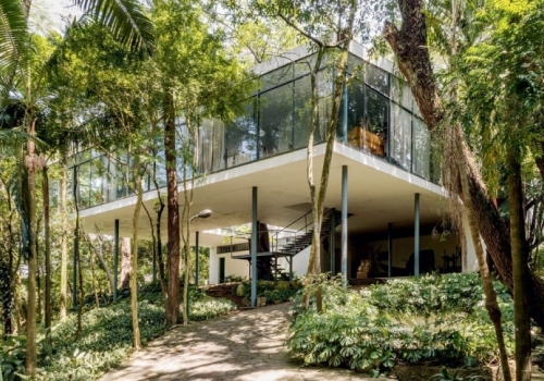 Casa de Vidro: A Obra Icônica de Lina Bo Bardi Escondida no Meio do Verde!
